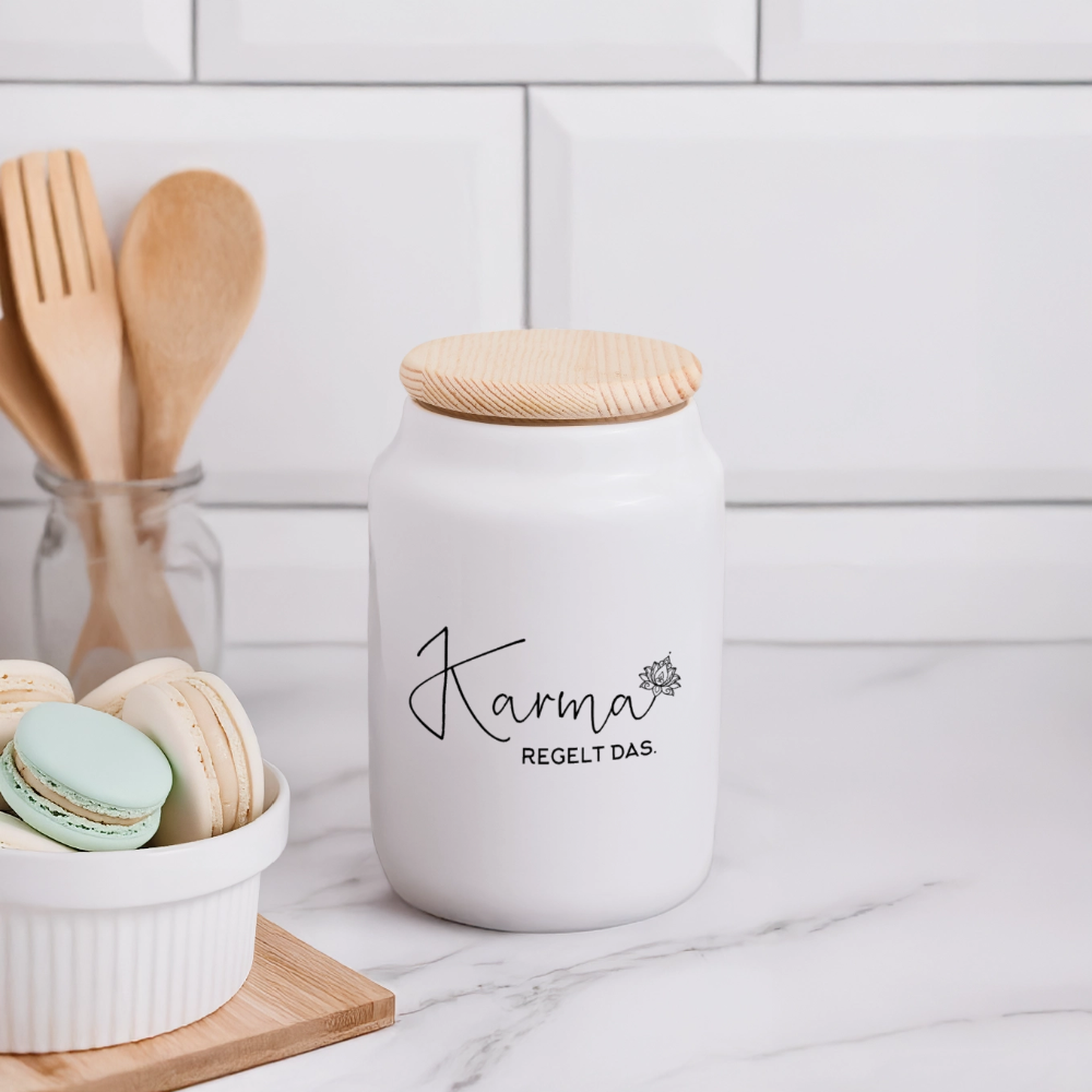 Keramikdose mit Holzdeckel / Karma regelt das - Weiß
